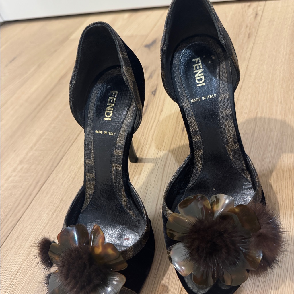 Fendi Black Heels With Brown Floral Accent